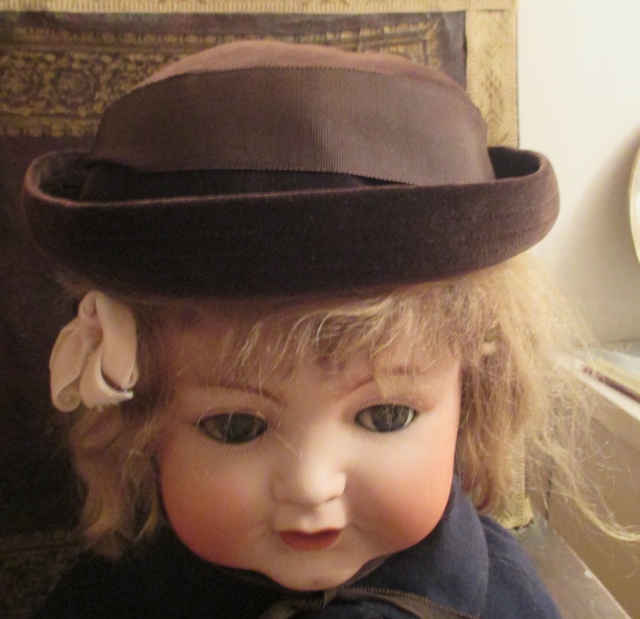 M959M Beautiful childs plush velvet hat